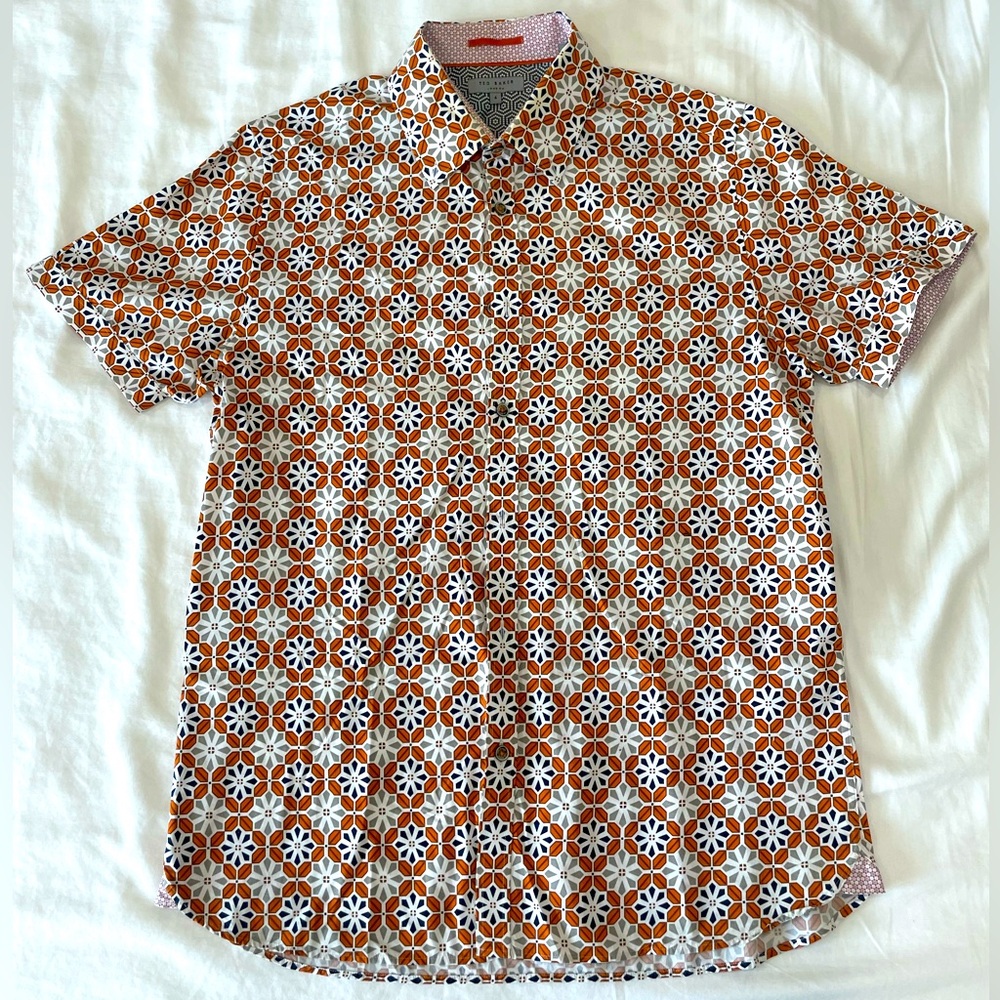 Ted Baker men’s short sleeve printed button up shirt. Size 4 Euro, M size US.